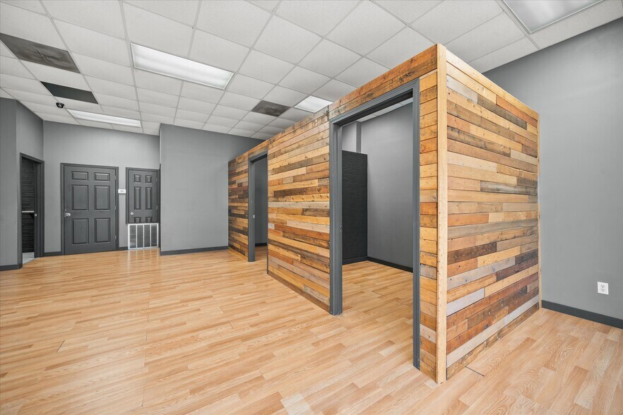 More Photos Of 1502 W 7th St, Laurel Showroom For Sale