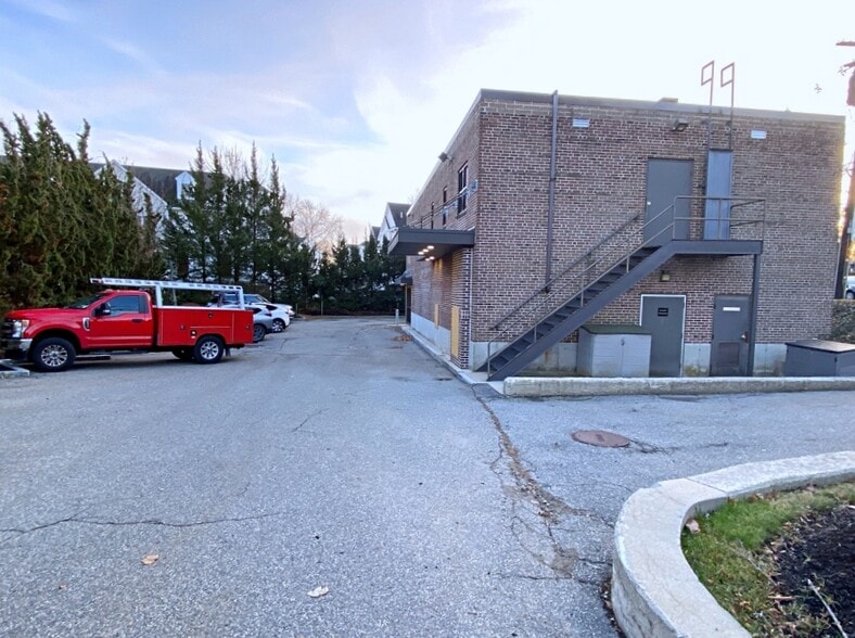 More Photos Of 573 Main St, Woburn Office For Sale