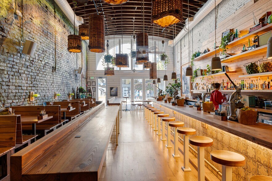 More Photos Of 304 King St, Charleston General Retail For Sale