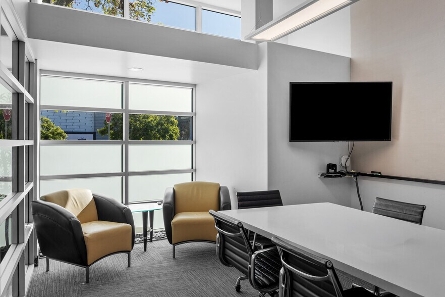 More Photos Of 10215 Santa Monica Blvd, Los Angeles Office For Sale