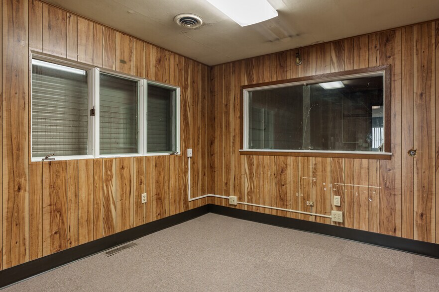 More Photos Of 3944 Auburn St, Rockford Warehouse For Lease