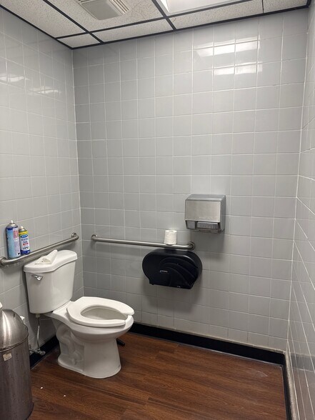 More Photos Of 600 E Devon Ave, Elk Grove Village Freestanding For Lease