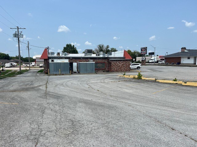 More Photos Of 1975 W Broadway Blvd, Sedalia Restaurant For Sale