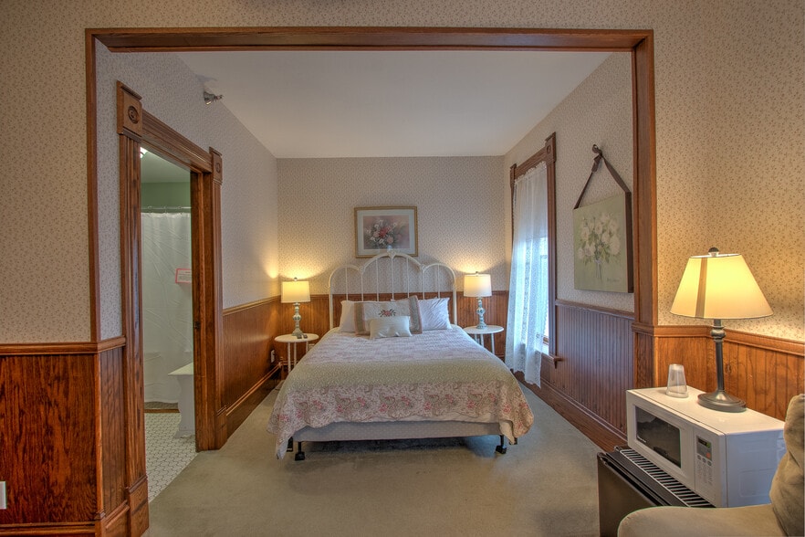 More Photos Of 80 4th St W, Rush City Hotel For Sale