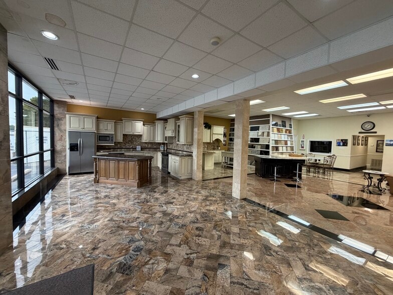 More Photos Of 18525 I-30 Hwy, Benton Showroom For Sale