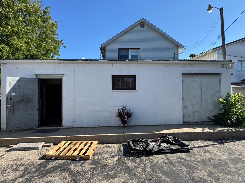 More Photos Of 215 W Main St, Marshall General Retail For Sale