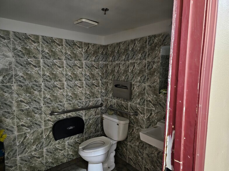 More Photos Of 953 E Sahara Ave, Las Vegas Storefront For Sale