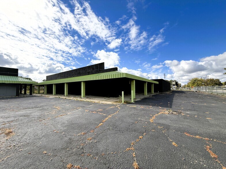 More Photos Of 3402 Richfield Rd, Flint Freestanding For Lease