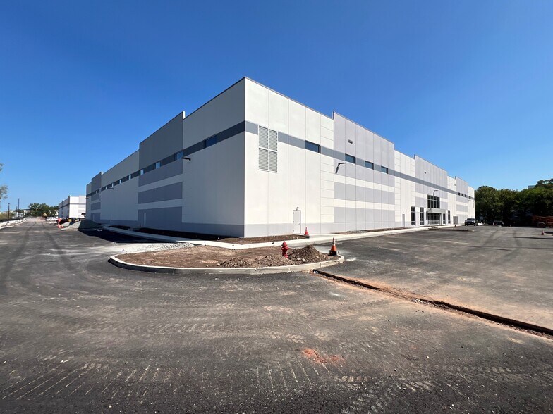 More Photos Of 30 Cross St, Ridgefield Park Distribution For Lease