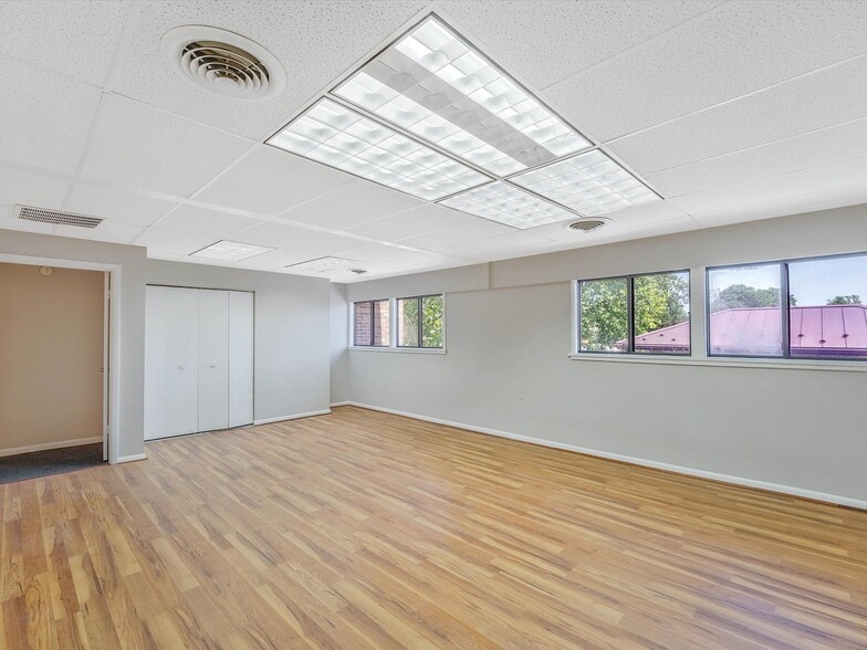 More Photos Of 311 Maple Ave W, Vienna Medical For Lease