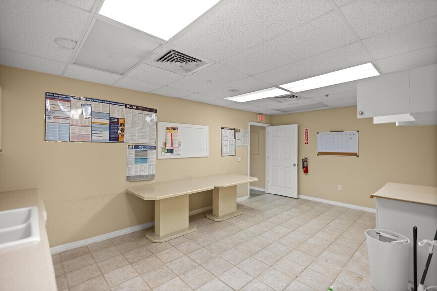 More Photos Of 1211 SW 17th St, Ocala Freestanding For Lease