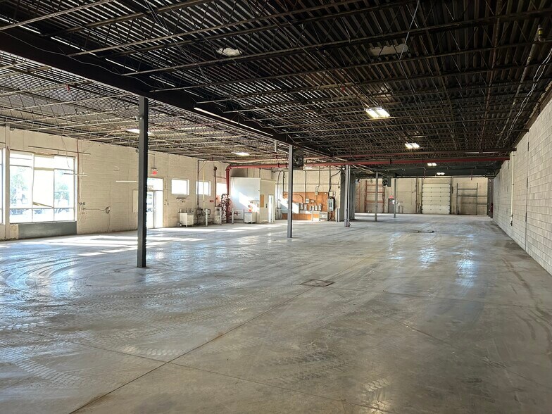 More Photos Of 1320 Av De Valleyfield, Laval Warehouse For Lease