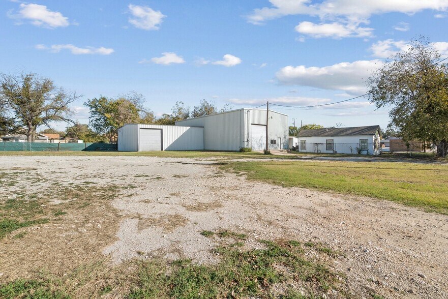 More Photos Of 503 W Central Ave, Comanche Warehouse For Sale