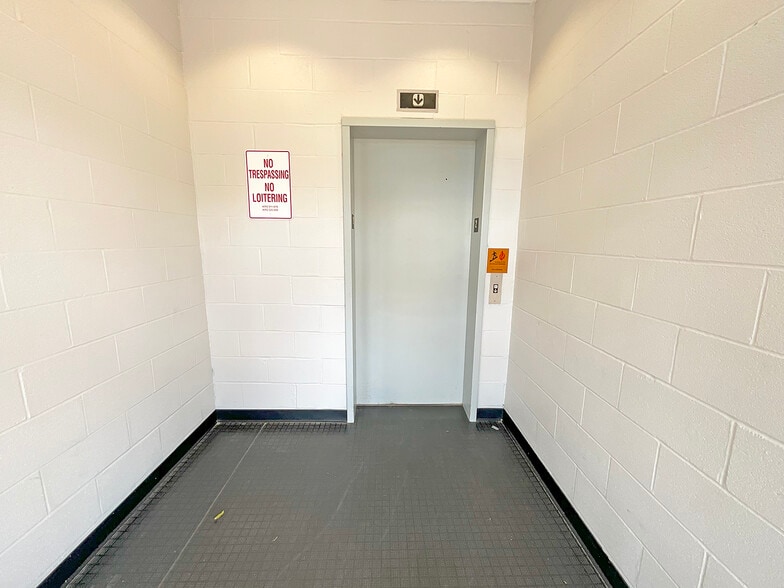 More Photos Of 185 Pasadena Dr, Lexington Storefront Retail Office For Sale