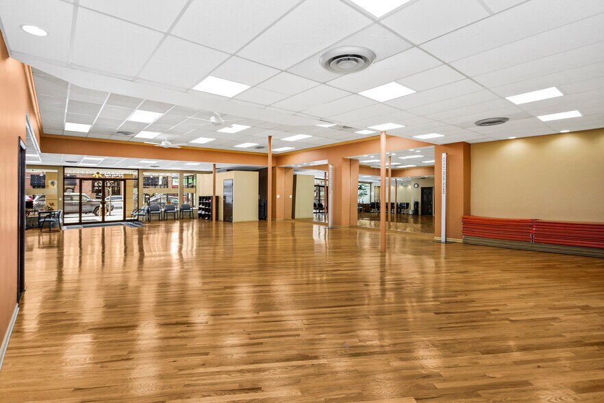 More Photos Of 3121 N Lincoln Ave, Chicago Loft Creative Space For Sale