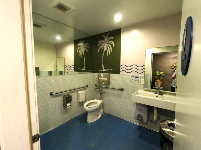 More Photos Of 72 62nd Pl, Long Beach Restaurant For Sale