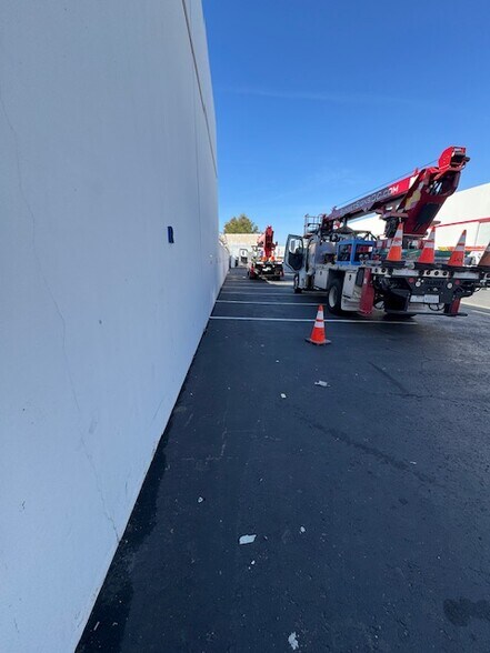 More Photos Of 2906 E Coronado St, Anaheim Warehouse For Lease