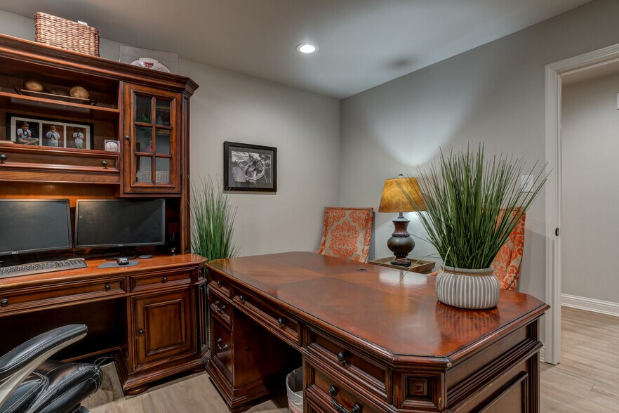 More Photos Of 604 E County Road 7200, Lubbock Office Residential For Sale