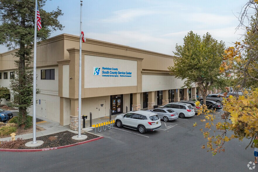 More Photos Of 1300-1360 W Main St, Turlock General Retail For Lease