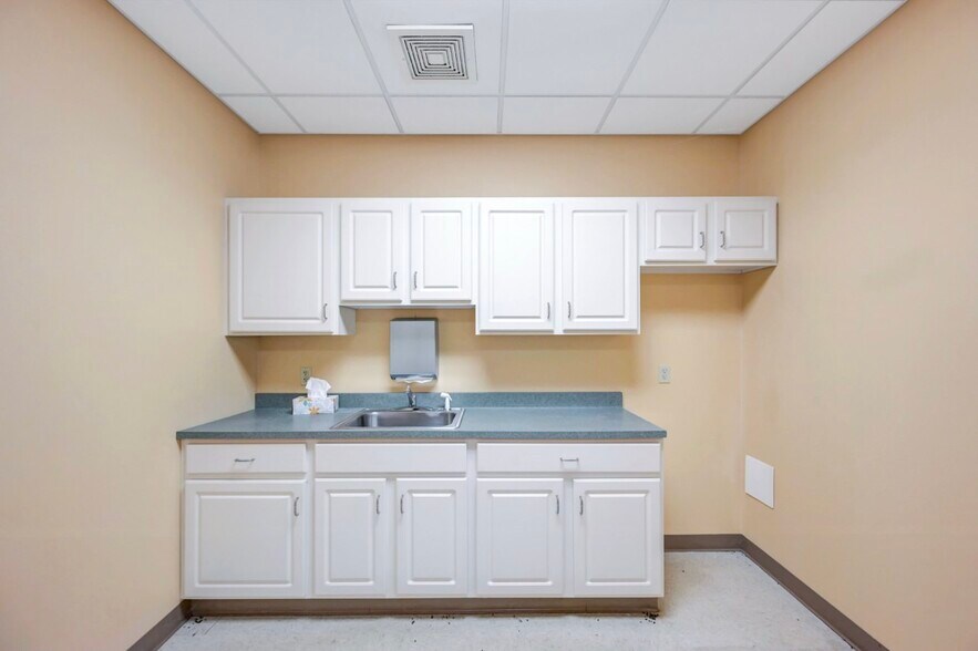 More Photos Of 1110 Clay Ave, Dunmore Medical For Lease