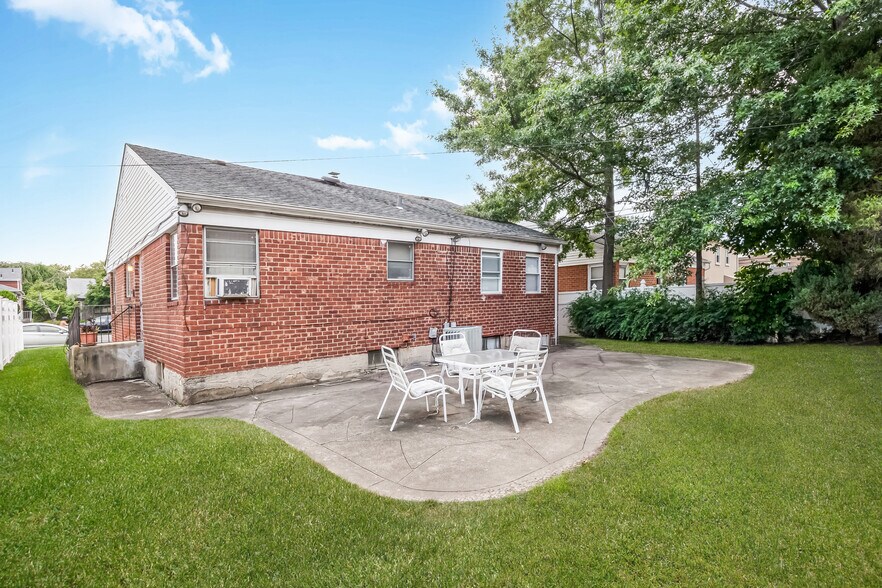 More Photos Of 2611 Corporal Kennedy St, Bayside Office For Sale