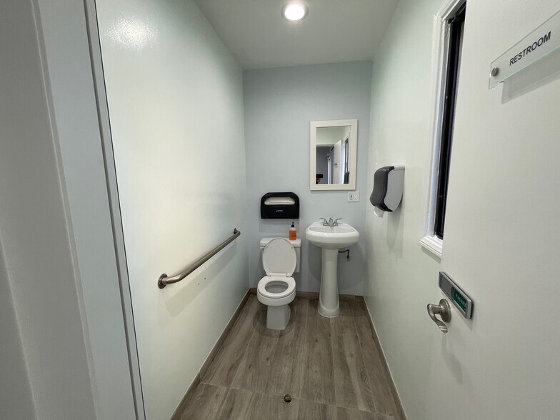 More Photos Of 10866 Riverside Dr, North Hollywood Hospital For Lease