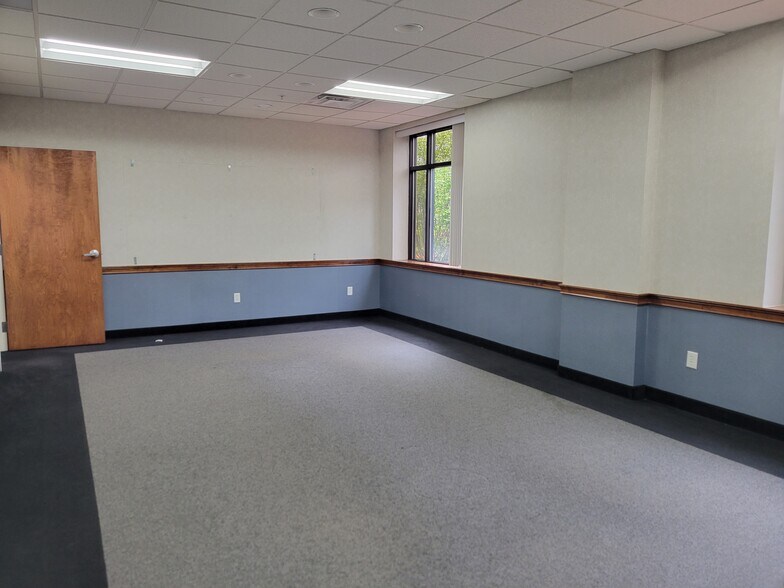 More Photos Of 33 Constitution Dr, Hudson Warehouse For Sale