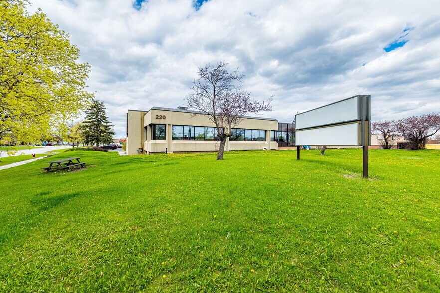 More Photos Of 220 Advance Blvd, Brampton Office For Sale