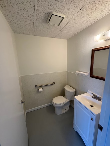 More Photos Of 702 W Park Ave, Edgewater Warehouse For Sale