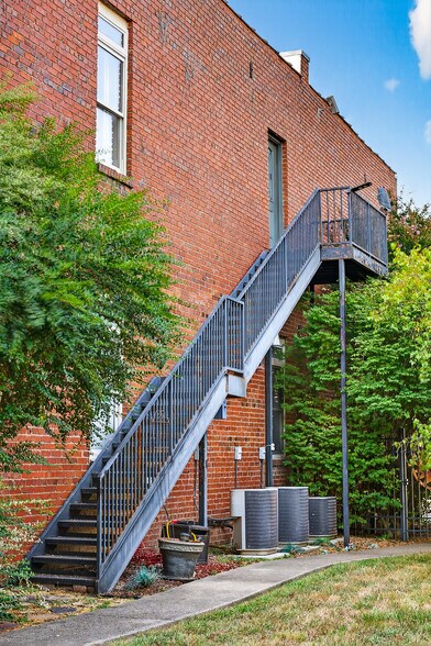 More Photos Of 109 7th Ave E, Springfield Flex For Sale