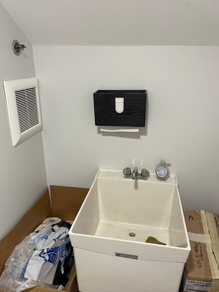 More Photos Of 586 Pleasant St, Watertown Flex For Sale