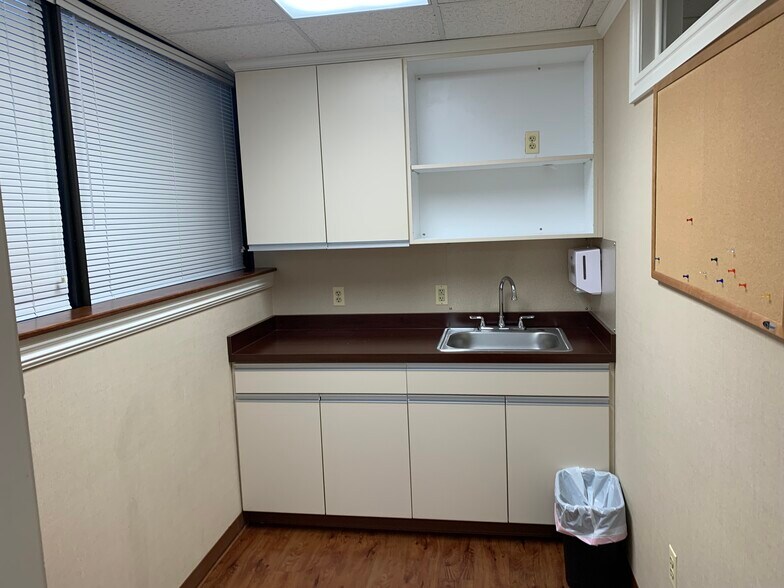 More Photos Of 8 Quakerbridge Plz, Hamilton Office For Sale