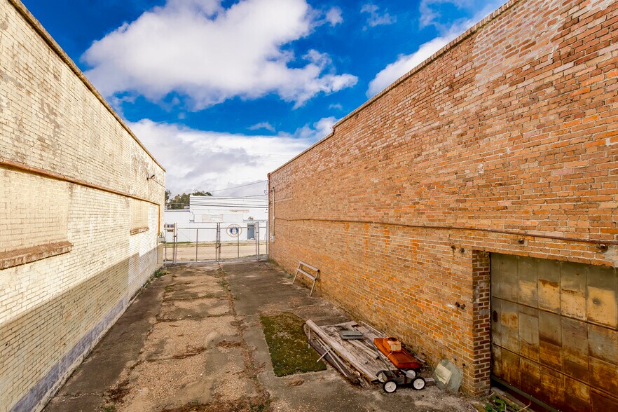 More Photos Of 1952 North St, Baton Rouge Storefront For Lease