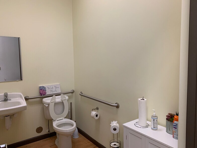 More Photos Of 8810 Commodity Cir, Orlando Showroom For Lease