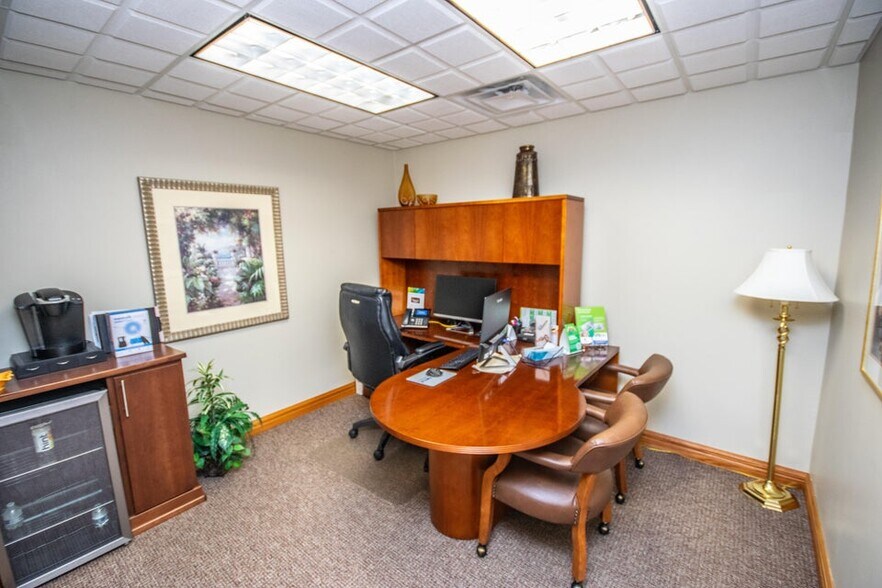 More Photos Of 1305 Chestnut St, West Bend Medical For Lease