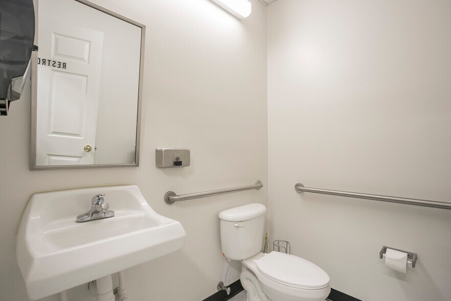 More Photos Of 1113 S Main St, Columbia Freestanding For Sale