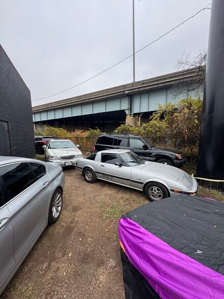 More Photos Of 1247 State St, New Haven Auto Repair For Lease