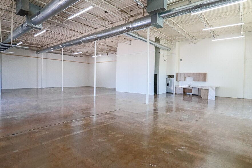 More Photos Of 2320 Valdina St, Dallas Showroom For Lease