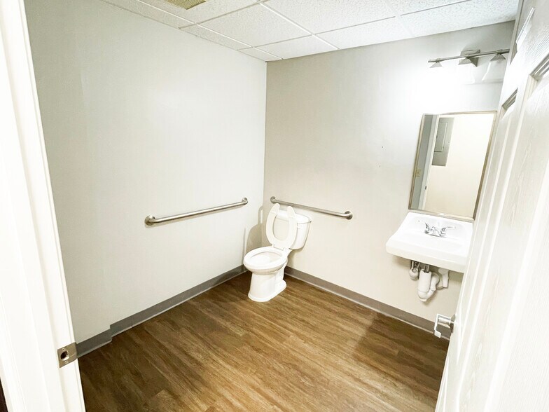 More Photos Of 486 N Temple Ave, Starke Office For Lease