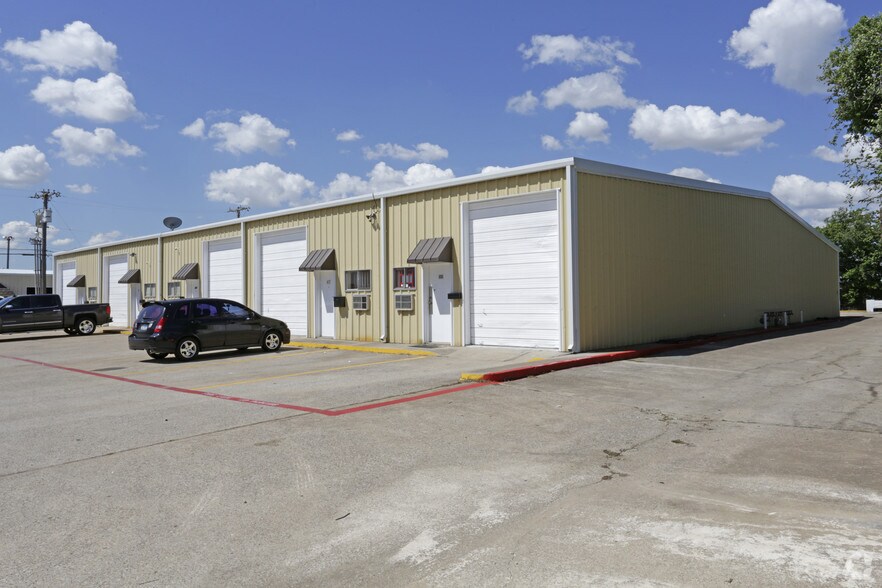 More Photos Of 415-453 N Briery Rd, Irving Warehouse For Lease