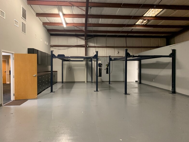 More Photos Of 6413 Pinecastle Blvd, Orlando Flex For Lease