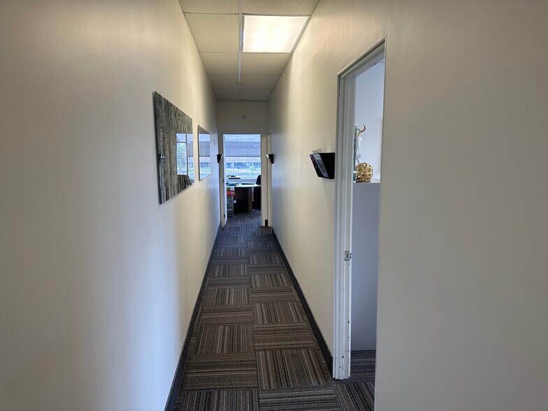 More Photos Of 3000-3140 Boul de Rome, Brossard Storefront For Lease