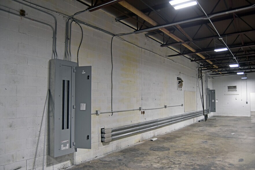 More Photos Of 2401 Carraway Blvd, Birmingham Warehouse For Lease