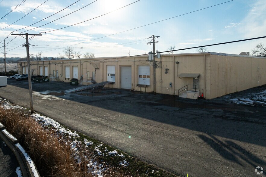 More Photos Of 1560-1590 Fenpark Dr, Fenton Distribution For Lease