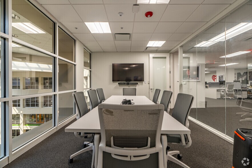 More Photos Of 2650 Thousand Oaks Blvd, Memphis Office For Lease