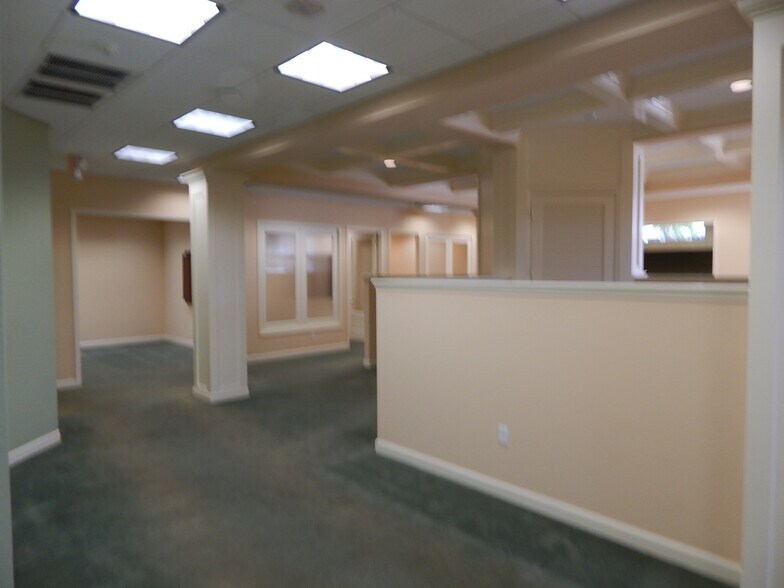 More Photos Of 1561 Main St, Sarasota Storefront Retail Office For Lease