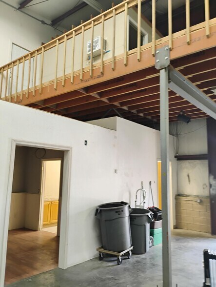 More Photos Of 35 Starr Rd, Danbury Warehouse For Lease