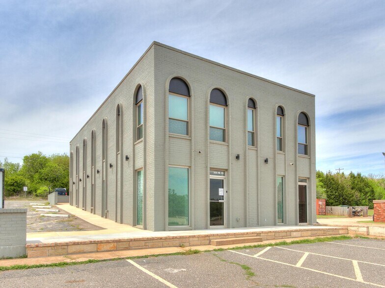 More Photos Of 505 NE 46th St, Oklahoma City Office For Lease