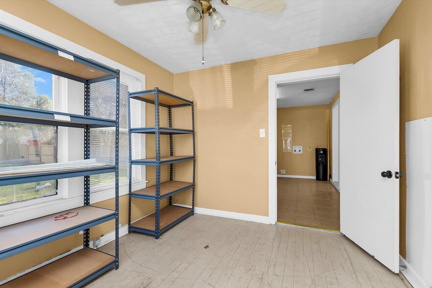 More Photos Of 207 W Montgomery St, Willis Office For Lease