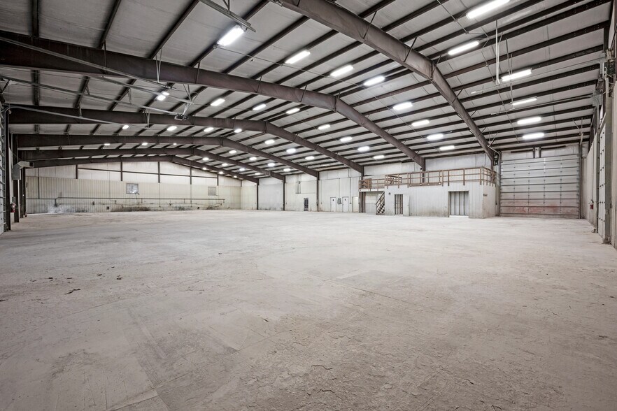 More Photos Of 31197 Wingate Rd, Sedalia Flex For Sale